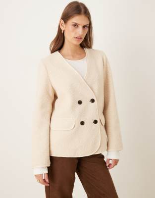 Vila - Jacke aus Teddyfell in Creme mit Knopfdetails-Weiß