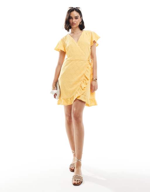 Vila - Jersey mini-wikkeljurk met broderie in geel