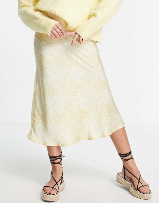 Vila - Jupe mi-longue en satin imprimé coupée en biais - Jaune