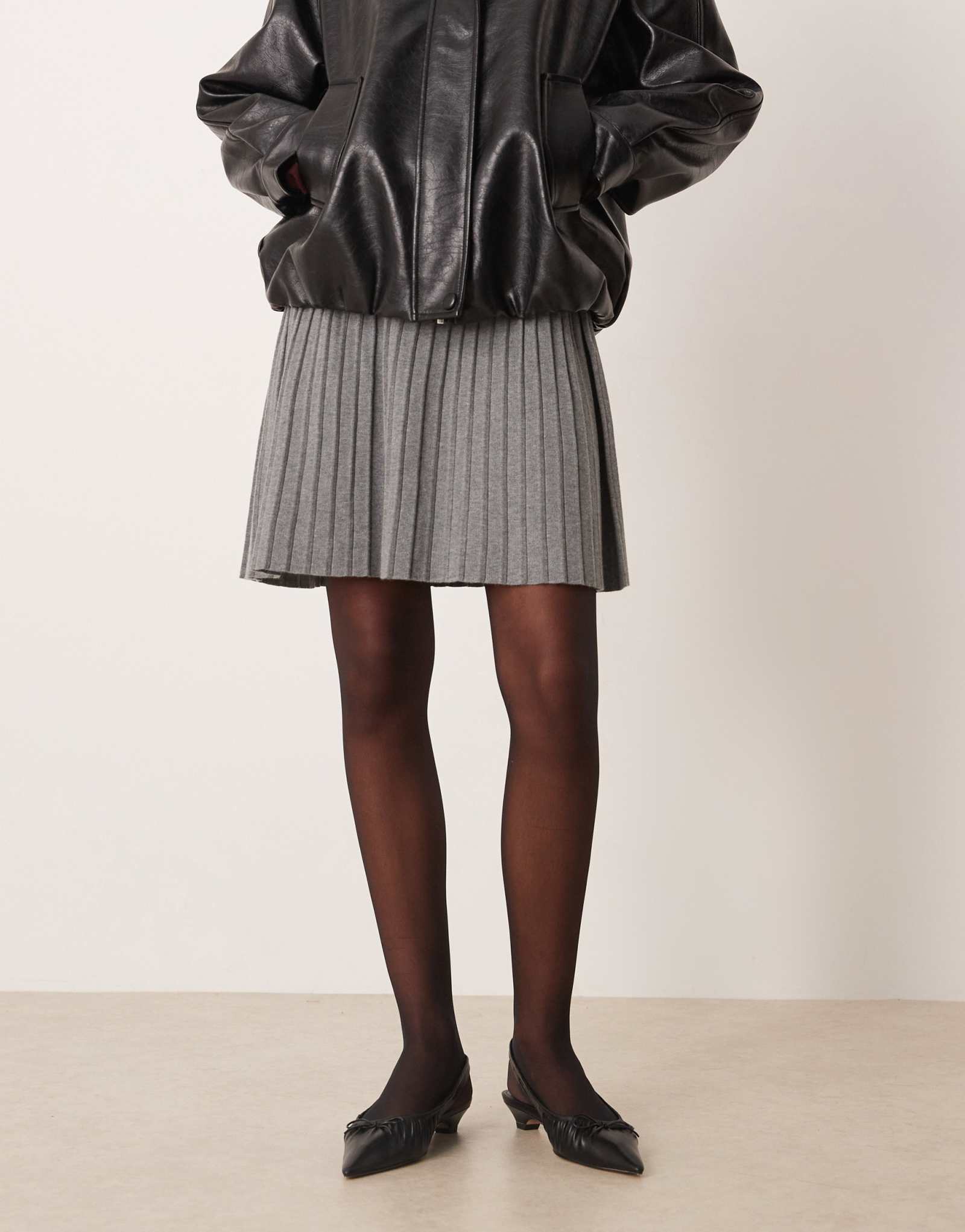 Плиссированная мини-юбка из трикотажа Vila средне-серого меланжа