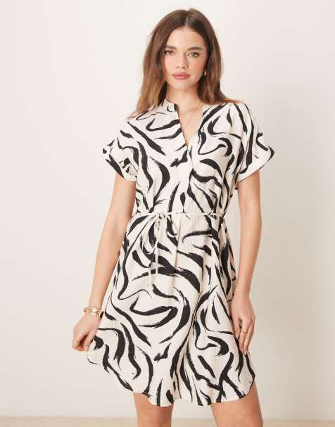 VILA – Kurzärmliges, gemustertes Minikleid in Schwarz-Weiß mit Bindegürtel und eingekerbtem Ausschnitt - view 1