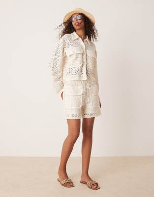 Vila - Kurze Hemdbluse aus floral gemustertem Häkelstoff in Birke-Creme im Utility-Stil, Kombiteil-Weiß
