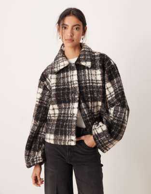 VILA - Kurze Jacke aus Bouclé in Schwarz und Weiß kariert