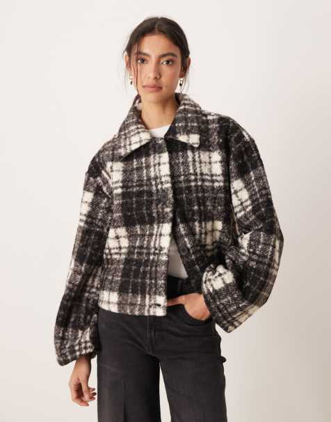 VILA – Kurze Jacke aus Bouclé in Schwarz und Weiß kariert - view 1