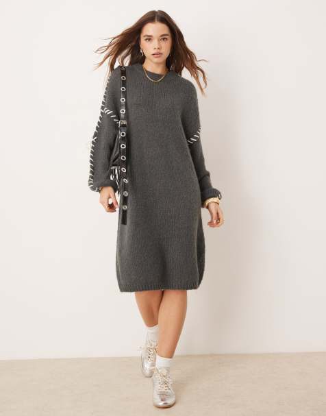 VILA – Kurzes, gestricktes Pulloverkleid in Grau mit Kontrastnaht - view 1