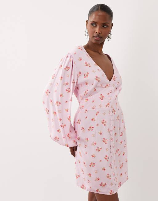 VILA – Langärmliges Minikleid in Rosa mit Blumenmuster, V-Ausschnitt und Knopfleiste, 2 von 4
