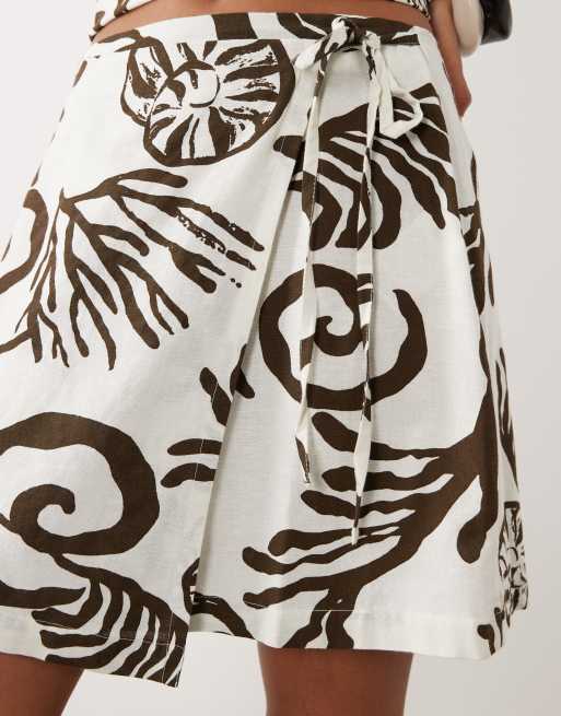 Vila linen-touch tie side mini skirt co-ord in brown coral print, 2 of 5