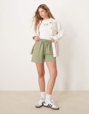 VILA - Locker geschnittene Shorts in Olivgrün mit Bindegürtel