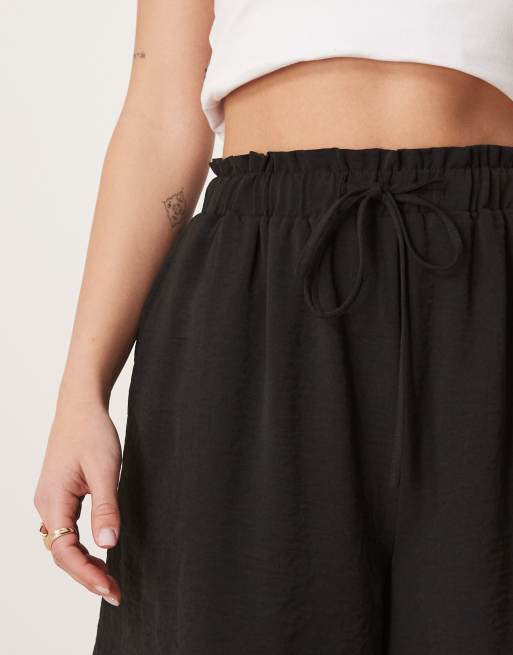 VILA – Locker geschnittene Shorts in Schwarz mit Bindegürtel, 5 von 5