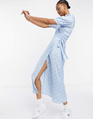 Миди-платье Vila с запахом и рукавами-баллонами в белый горошек 4890₽