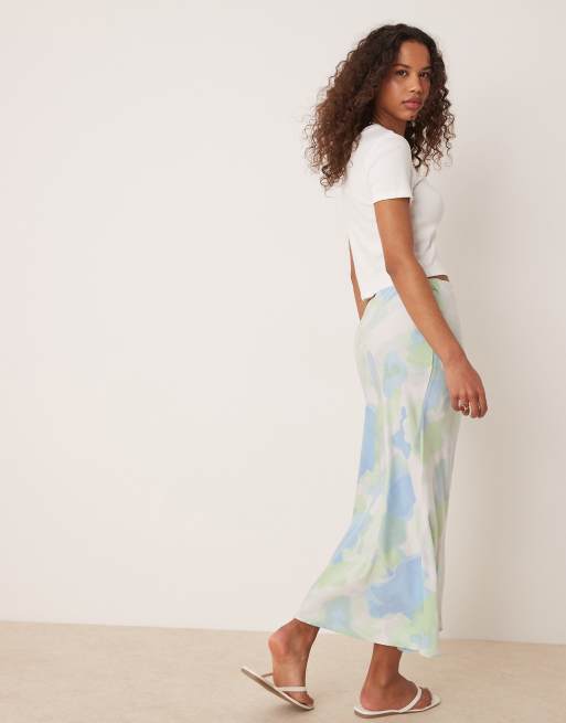 VILA – Midirock aus Satin in Blau und Grün mit Marmor-Print, 2 von 5