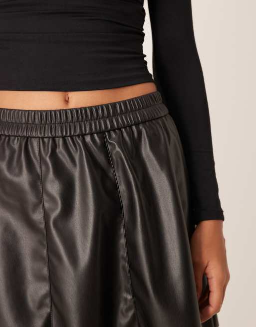 VILA - Mini-jupe courte évasée imitation cuir - Noir, 3 de 5