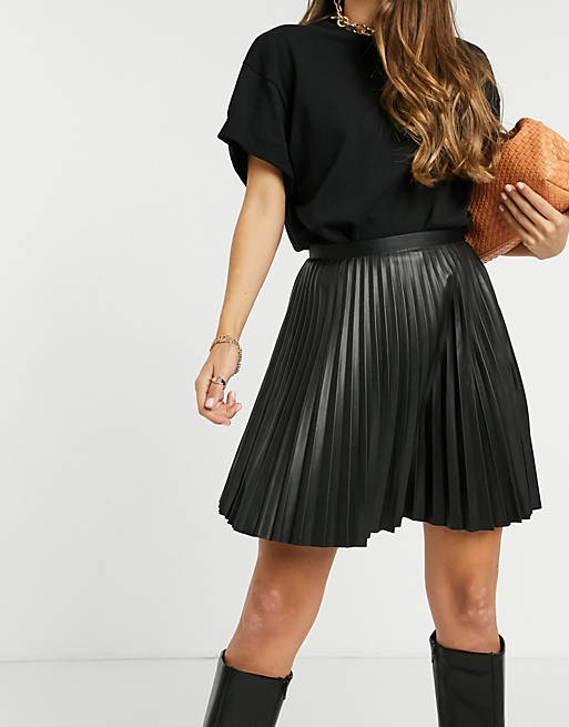 Vila - Mini-jupe plissée en imitation cuir - Noir | ASOS