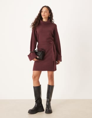 VILA - Mini-Strickkleid in Burgunderrot mit Bindegürtel und hohem Kragen