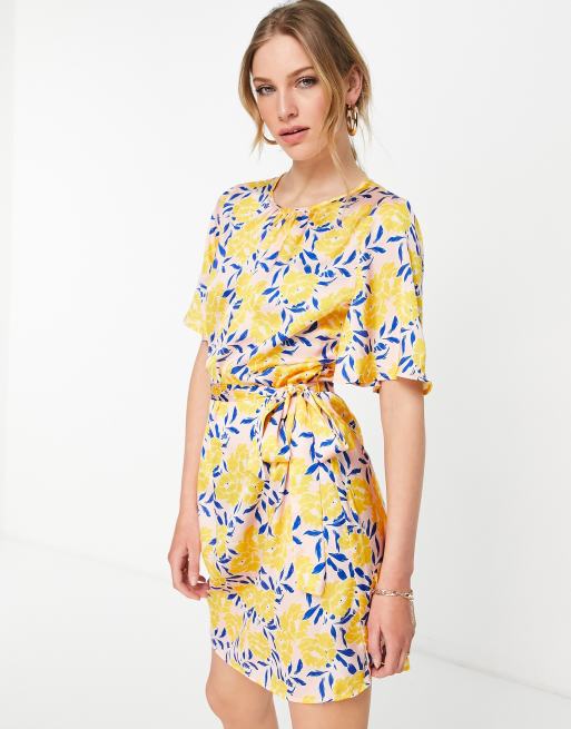 Vila – Minikleid aus Satin zum Binden vorne mit Blumenmuster in Rosa und Orange