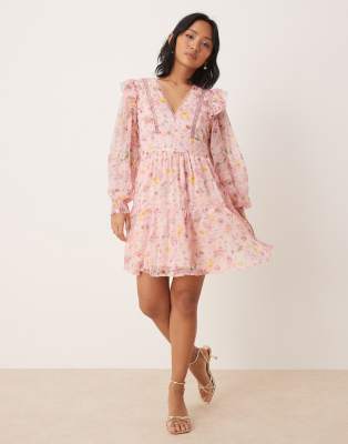 Vila - Minikleid in Pfirsich mit Spitzendetail in Laufmaschenoptik, Rüschen und Blumenmuster-Rosa
