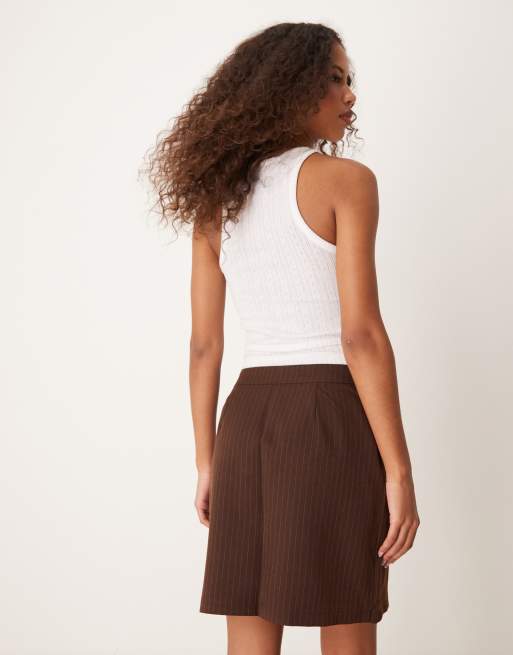 VILA – Mix and Match – Eleganter Minirock in Braun mit Nadelstreifen und Wickelfront, 4 von 5