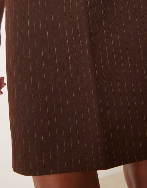VILA – Mix and Match – Eleganter Minirock in Braun mit Nadelstreifen und Wickelfront, 5 von 5