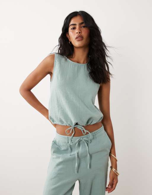 VILA - Co-ord set van mouwloze top en broek van katoenen kaasdoek in saliegroen, 2 van 3
