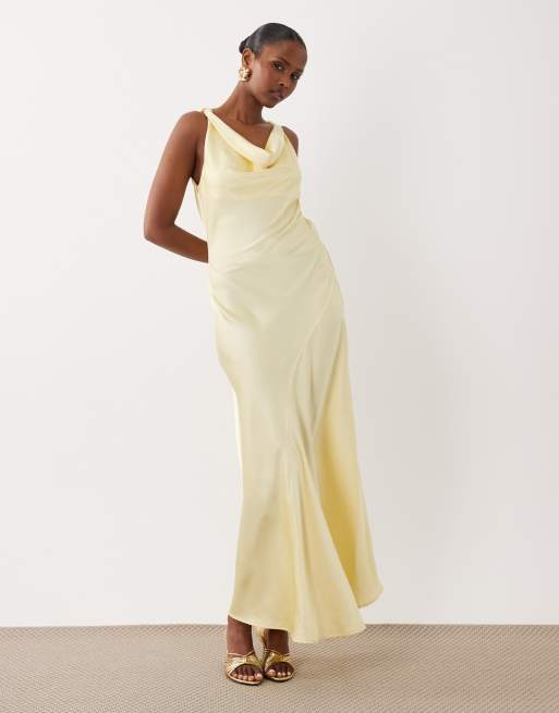 VILA – Neckholder-Maxikleid aus Satin in Pastellgelb mit Wasserfallausschnitt, 4 von 4