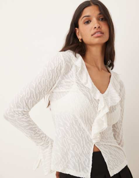 Vila – Oberteil in Weiß mit Rüschen und breiten Bündchen - view 1