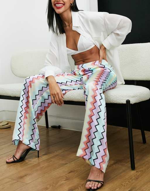 Vila - Coordinato con blusa e pantaloni con fondo ampio in raso pastello con stampa a zig zag, 2 di 2
