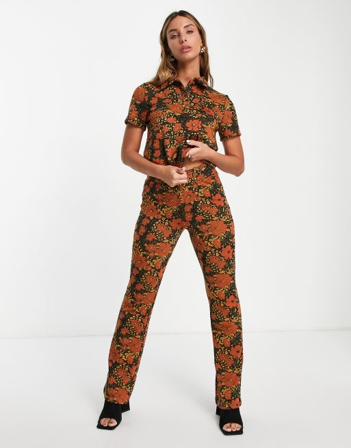 Vila - Pantaloni a zampa in maglia con stampa rétro a fiori in coordinato