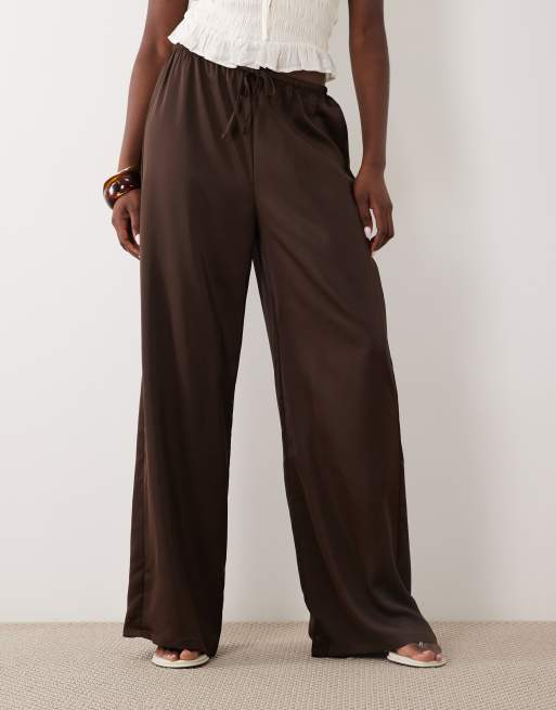 Vila pantaloni ampi in raso con vita annodata color marrone cioccolato, 2 di 5