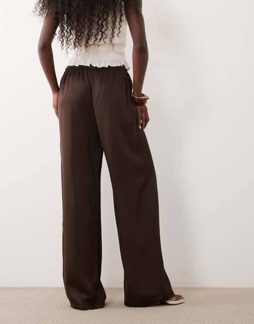 Vila pantaloni ampi in raso con vita annodata color marrone cioccolato, 3 di 5