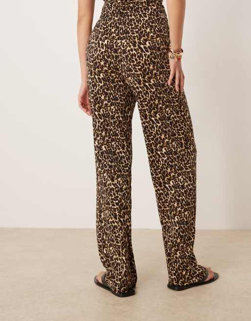 Vila - Pantaloni sinuosi in jersey con stampa leopardata in coordinato, 5 di 5