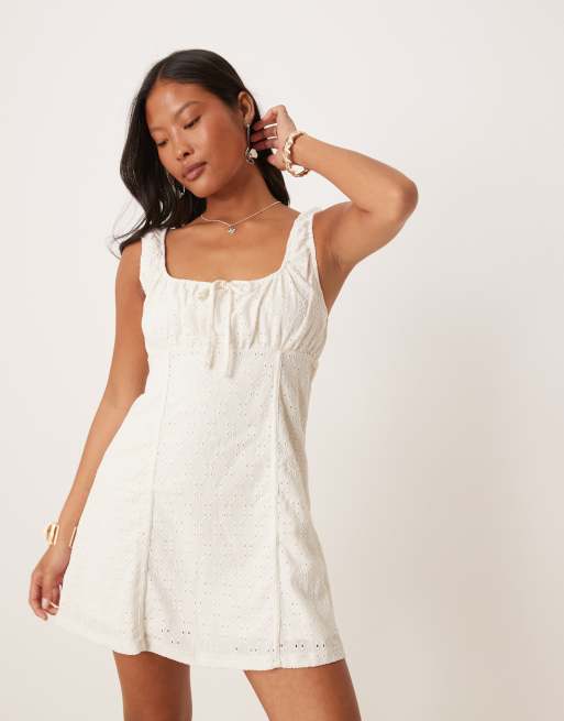 VILA Petite - Broderie-jurk in melkmeisjesstijl in wit, 2 van 4