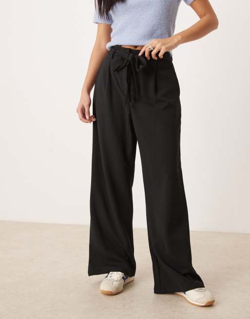 VILA Petite - Broek met wijde pijpen en gestrikte taille in zwart, 2 van 5