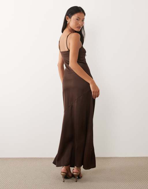 VILA Petite - Chokoladebrun maxikjole med oneshoulder-snit og stropdetaljer i satin, 3 af 4
