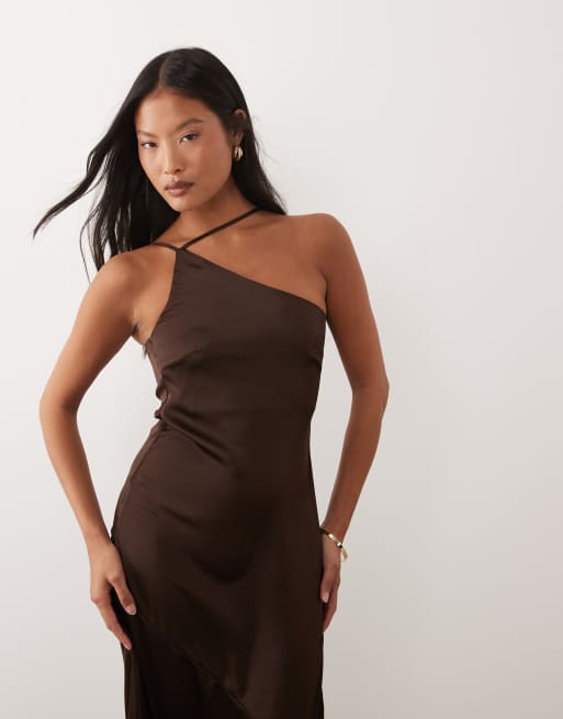 VILA Petite - Chokoladebrun maxikjole med oneshoulder-snit og stropdetaljer i satin, 4 af 4
