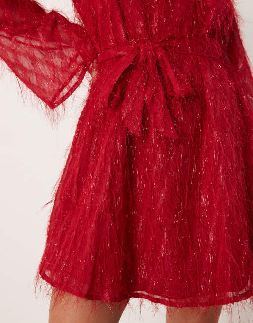 VILA – Petite – Flauschiges, strukturiertes Minikleid in Rot mit Taillenschnürung, 4 von 4