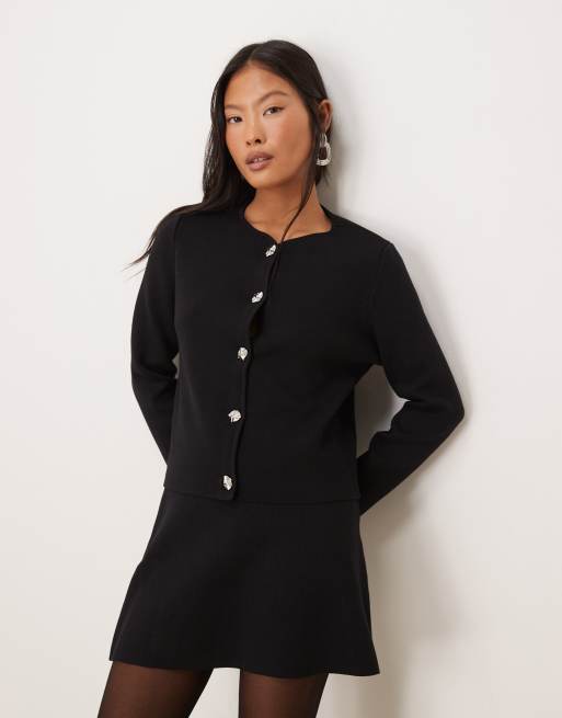 VILA Petite – Gerippte Strickjacke in Schwarz mit gehämmerten, silberfarbenen Knöpfen, Kombiteil