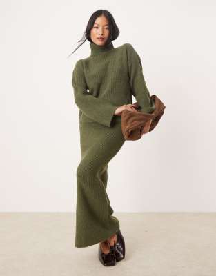 VILA Petite – Gestricktes Set in Khaki, aus Rollkragenpullover und Midirock - view 1