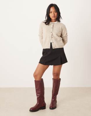 VILA Petite - Kurzer Skort in Schwarz mit plissierter Vorderseite