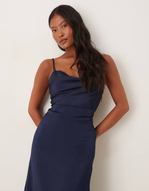 VILA Petite – Maxi-Trägerkleid aus Satin in Marineblau mit Wasserfallausschnitt, 2 von 4