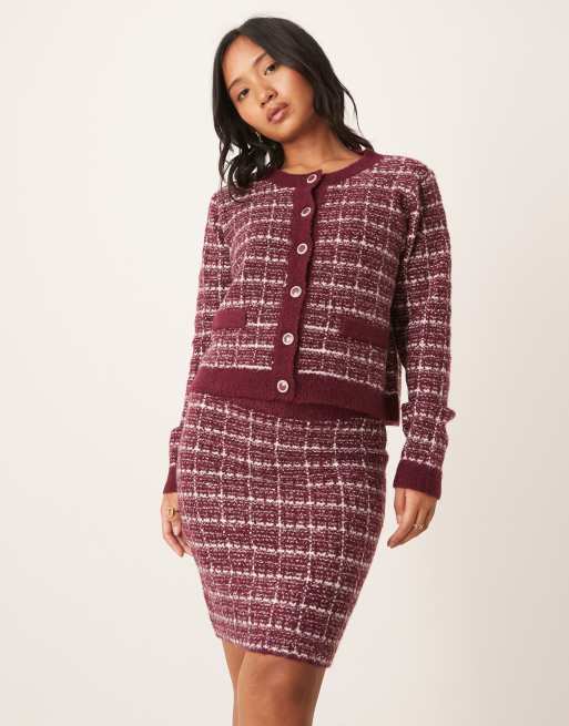 VILA Petite - Coordinato in maglia bouclé a quadri bordeaux e bianchi con minigonna e cardigan, 3 di 3