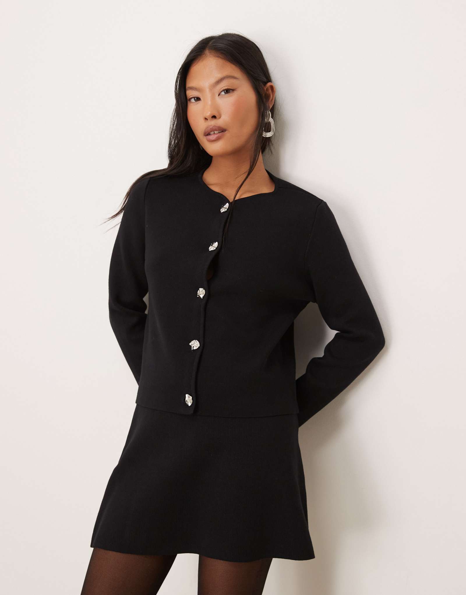 Кардиган в рубчик VILA Petite с чеканными серебристыми пуговицами черного цвета - часть комплекта