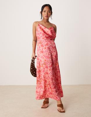 VILA Petite - Robe caraco longue en satin - Rose imprimé fleuri