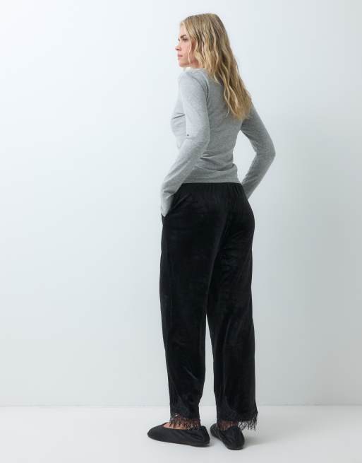 Vila Petite Samthose mit Spitzenbesatz und weitem Bein in Schwarz, 5 von 5