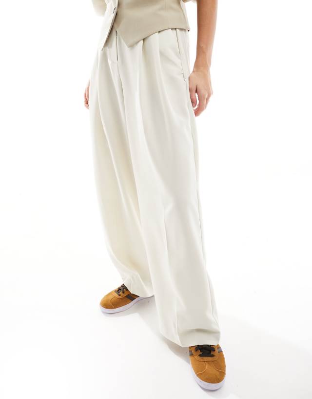 Vila Petite - tailored wide leg trousers in cream