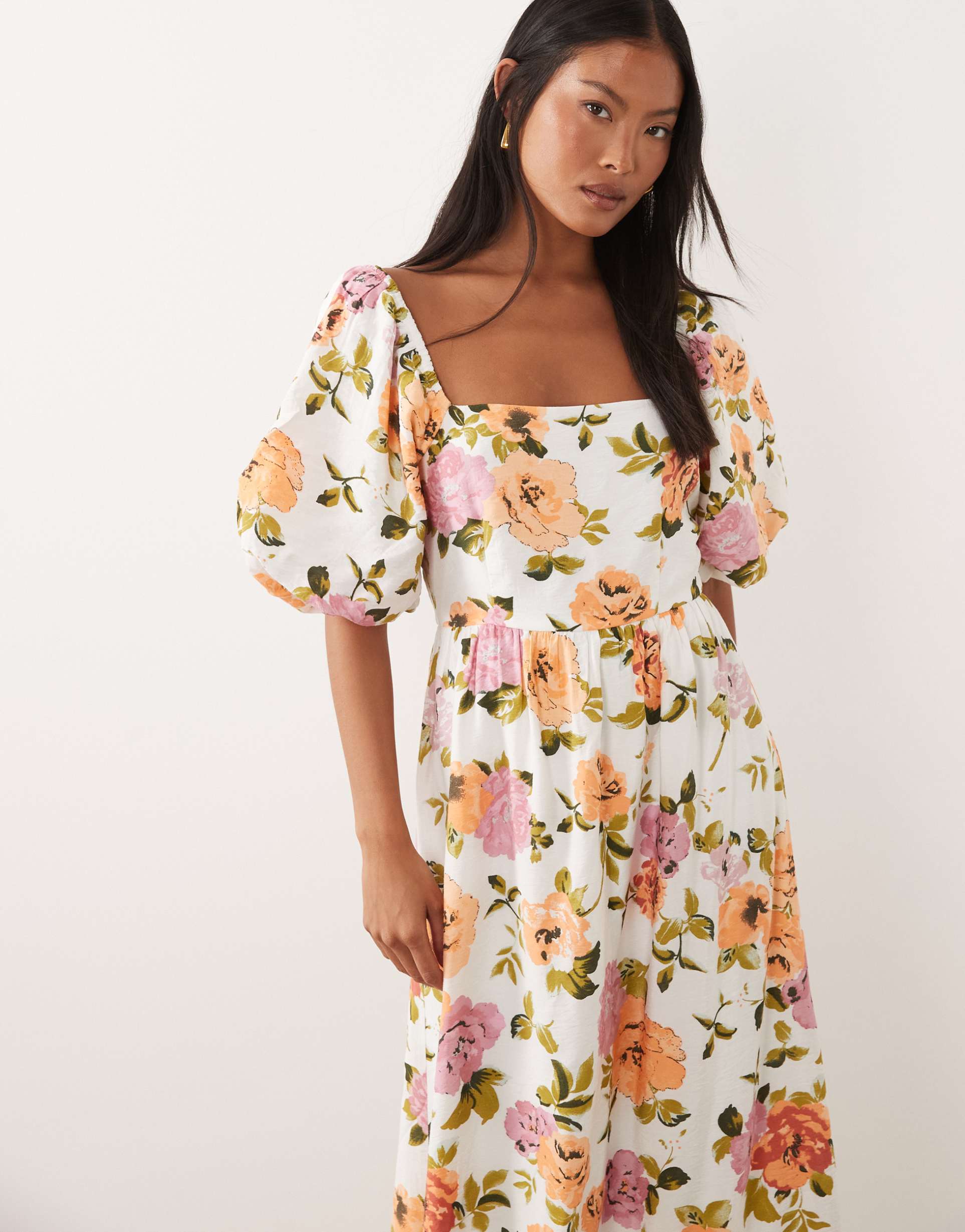 vila petite volume sleeve tiered maxi dress in white floral print