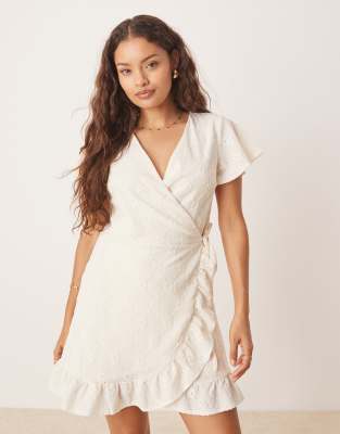 VILA Petite - Wickel-Minikleid aus Jersey in Creme mit Lochstickerei-Weiß