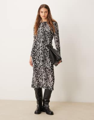 plisse boat neck midi dress in mono animal print-Black