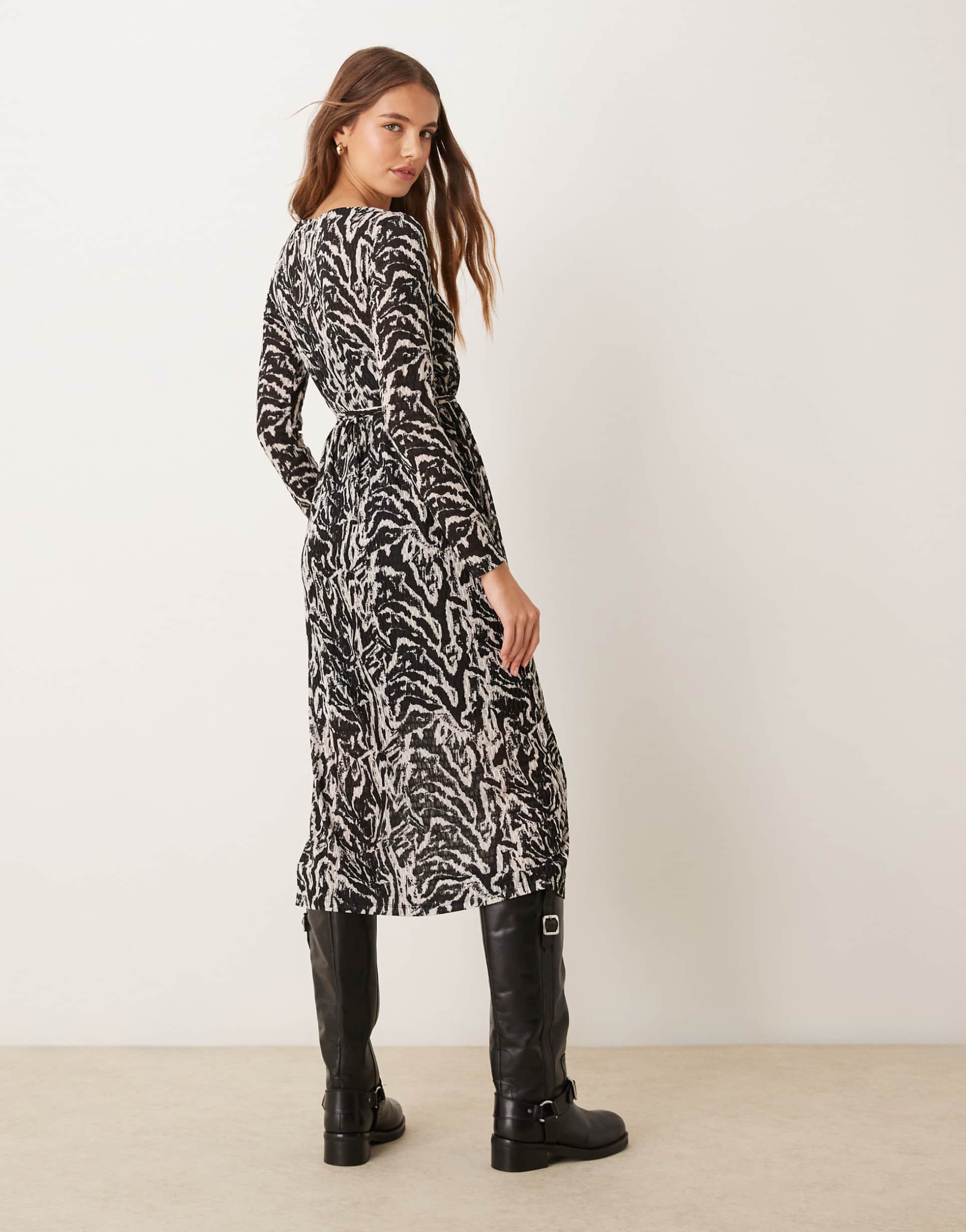 vila plisse boat neck midi dress in mono animal print