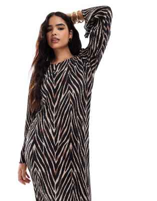 plisse maxi dress with wide sleeves in zig zag animal print-Black