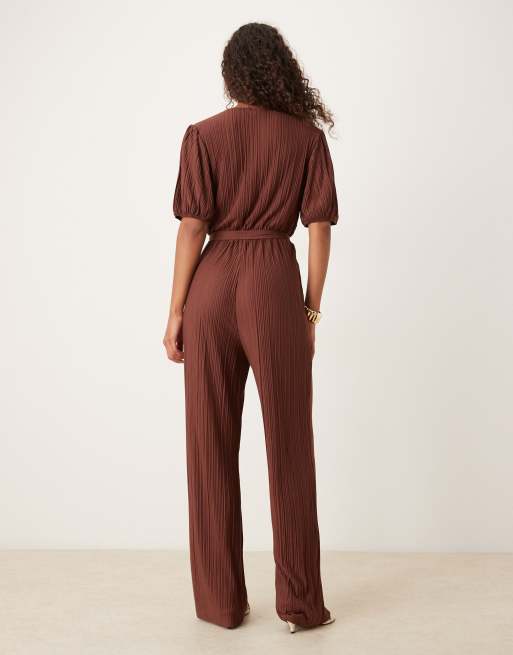 VILA – Plissierter Jumpsuit in Schokobraun mit gewickelter Vorderseite, 3 von 4